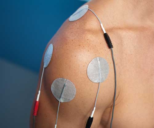 医用地面和敷料附着在病人肩膀上的电极