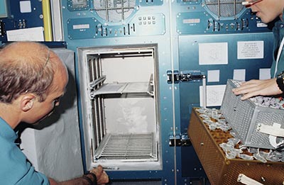 STS 40上生命科学空间实验室的有问题的冰箱