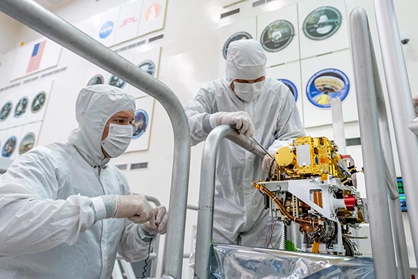 工程师们在火星2020的漫游者上安装SuperCam仪器。这张照片是2019年6月25日在加利福尼亚州帕萨迪纳市NASA喷气推进实验室的航天器组装设施拍摄的