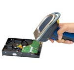 可扫描的不粘胶条码贴在电子组件上，用于产品跟踪和质量保证